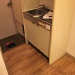 ミニキッチン　シンク下収納扉　下端面材剥がれ簡易補修（ソフト巾木貼りにて）